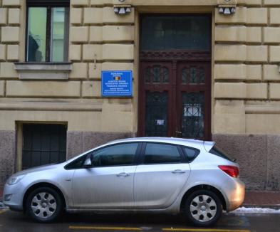 Intrarea dinspre strada Primăriei în clădirea municipalităţii se închide
